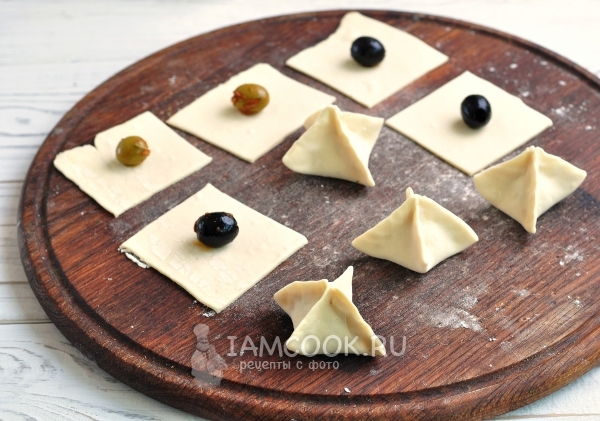 Защипнуть края теста