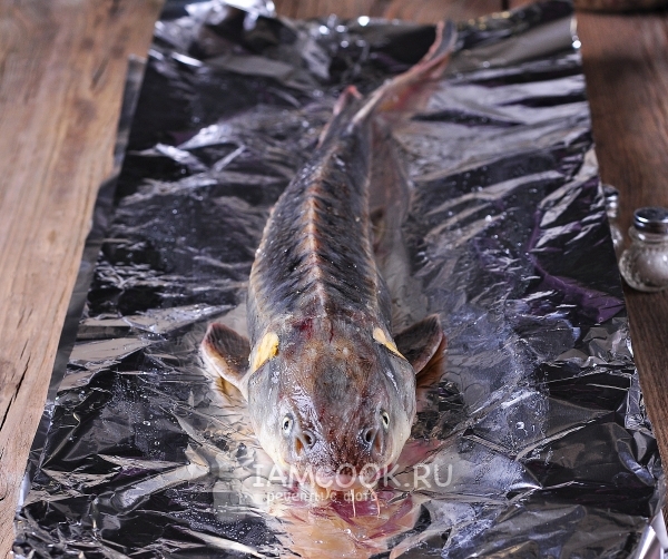 Положить рыбу на фольгу