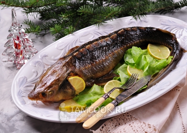 Фото запеченного осетра, фаршированного картофельной начинкой