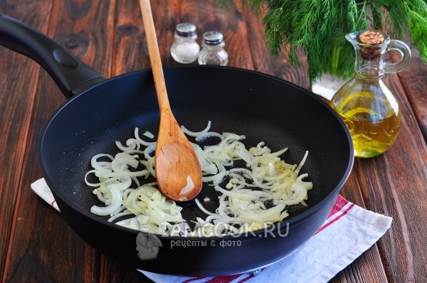Обжарить лук
