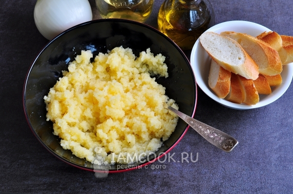 Порезать хлеб и подготовить икру