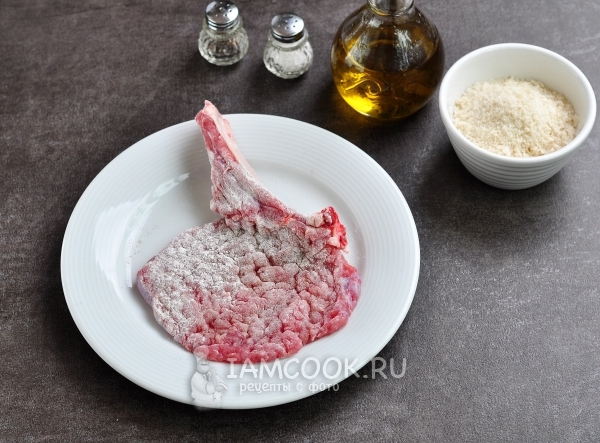 Обвалять мясо в муке