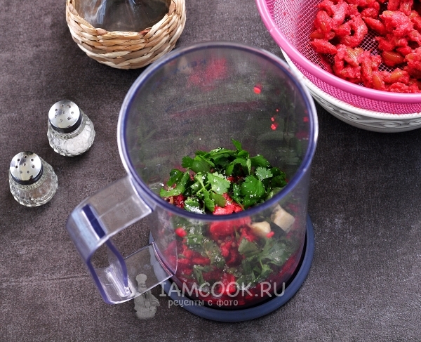 Соединить в блендере ягоды, зелень и специи