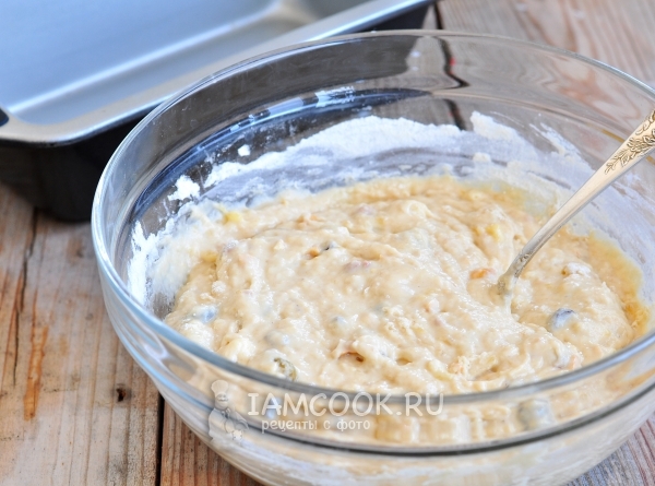 Всыпать муку и размешать тесто