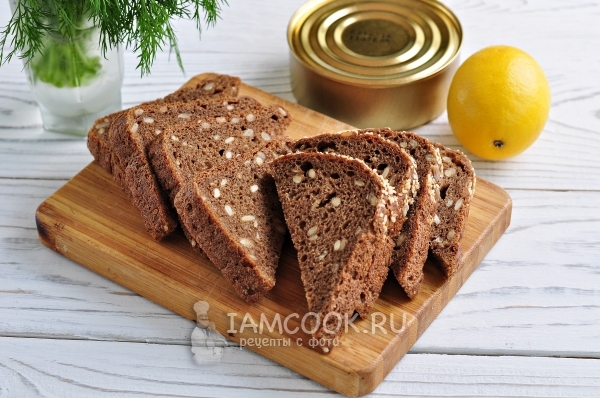 Разрезали хлеб на треугольники