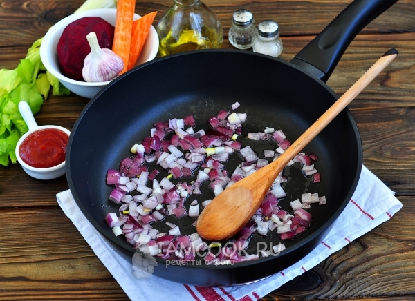 Обжарить лук