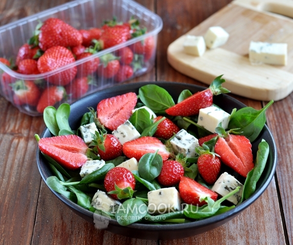 Положить клубнику и сыр