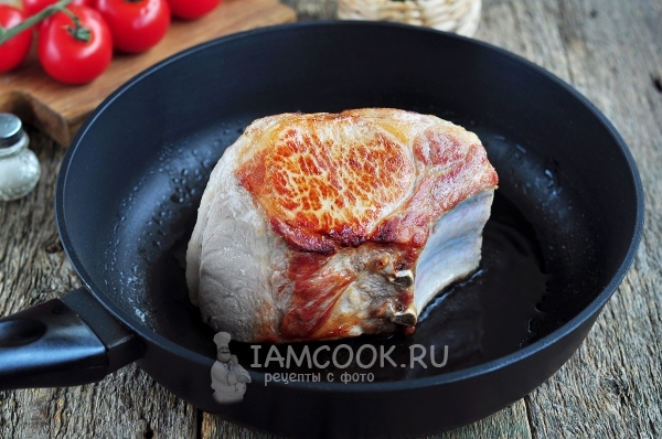 Обжарить свиную корейку