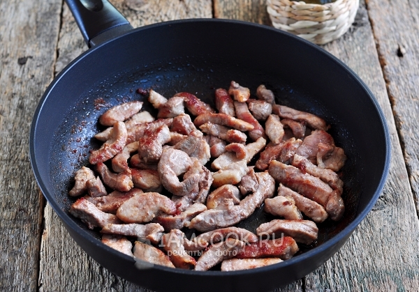 Положить мясо в сковороду