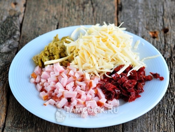 Измельчить сыр, ветчину, оливки и томаты