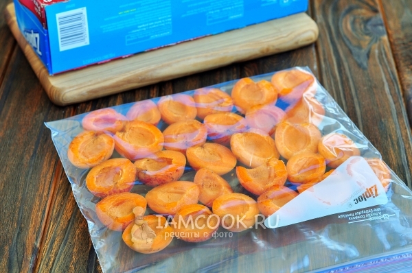 Положить абрикосы в пакет