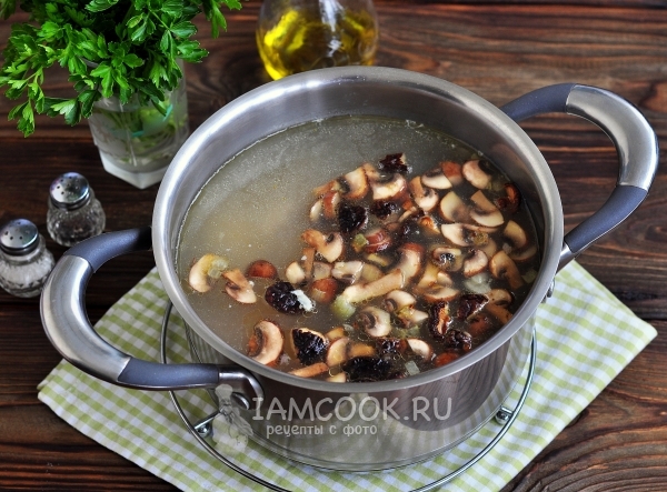 Положить зажарку в суп