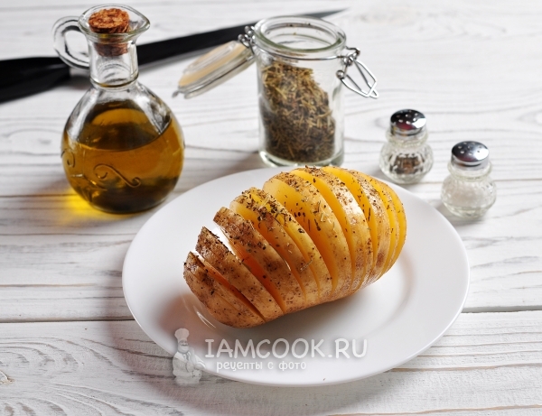 Посыпать специями и солью