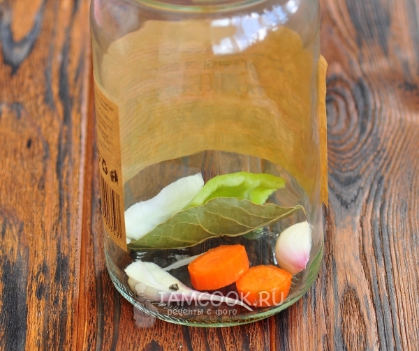 Положить в банку овощи и специи