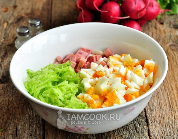 Добавить яйца и огурец