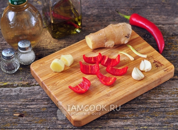 Порезать перец, чеснок и имбирь