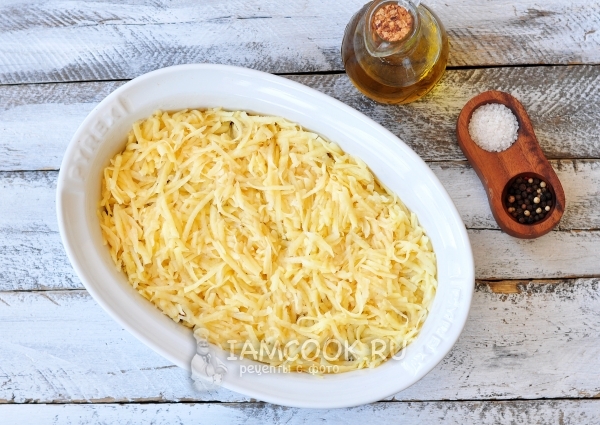 Положить на грибы с луком тертый картофель