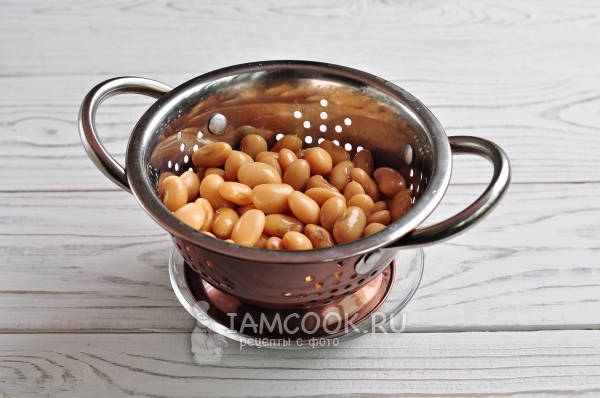 Слить с фасоли жидкость