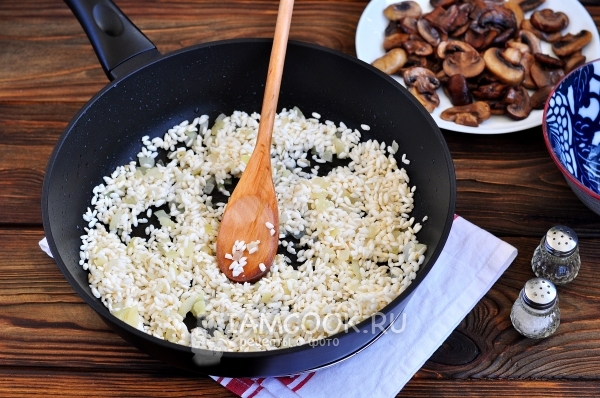 Обжарить рис