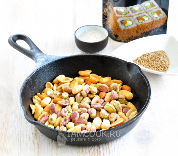 Обжарить орехи