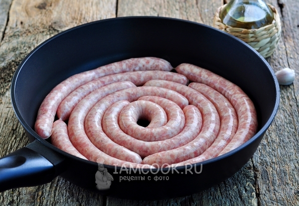 Положить колбасу на сковороду