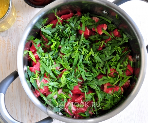 Положить на мясо тархун