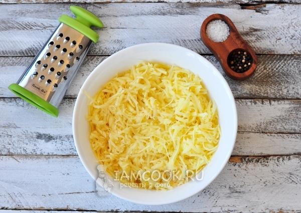 Натереть на терке картофель