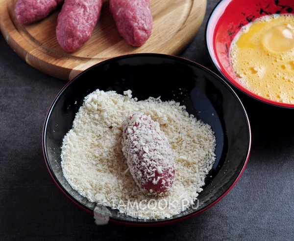 Обвалять котлету в сухарях