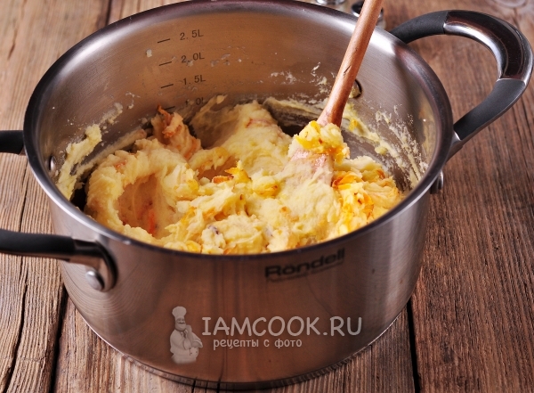 Размешать картофельное пюре с овощами