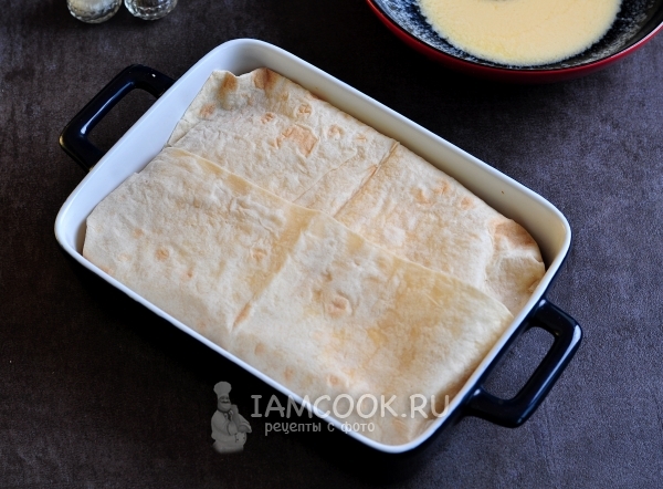 Подвернуть края лаваша