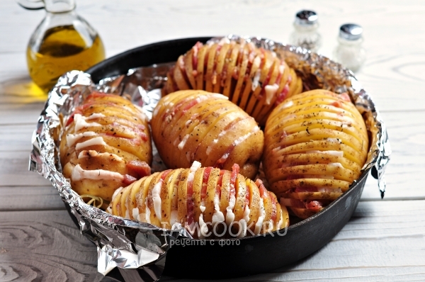 Положить картофелены в форму с фольгой