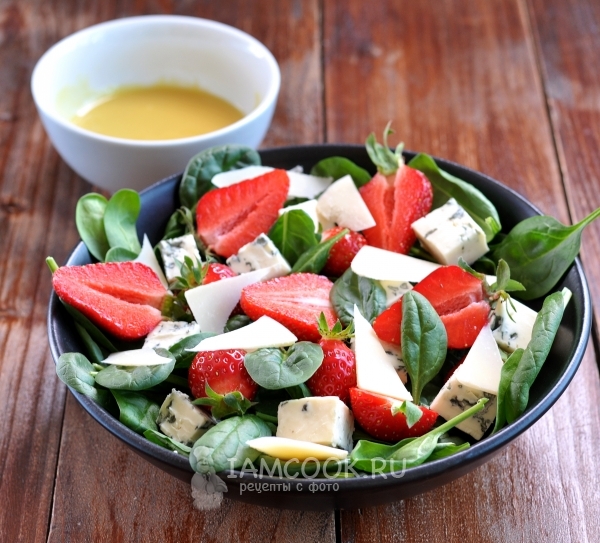 Рецепт салата из клубники и голубого сыра