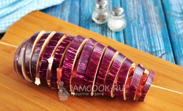 Скрепить баклажан зубочисткой