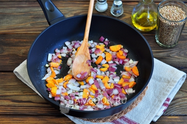 Обжарить лук с морковью