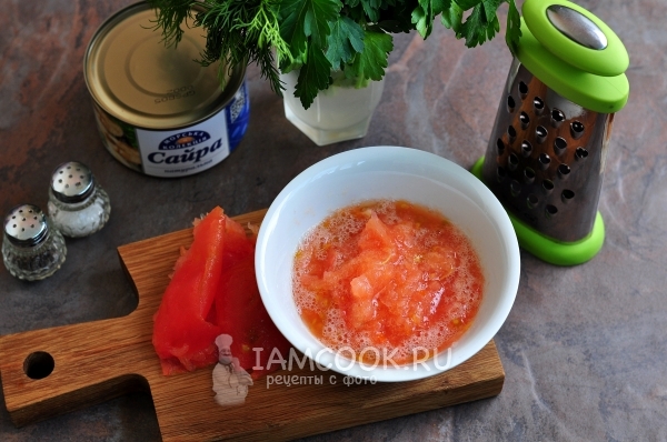 Натереть помидоры