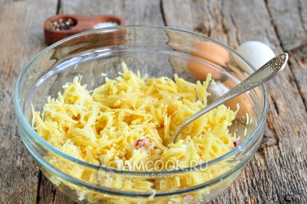 Натереть на терке картофель