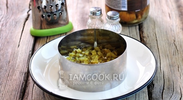 Выложить слой огурцов