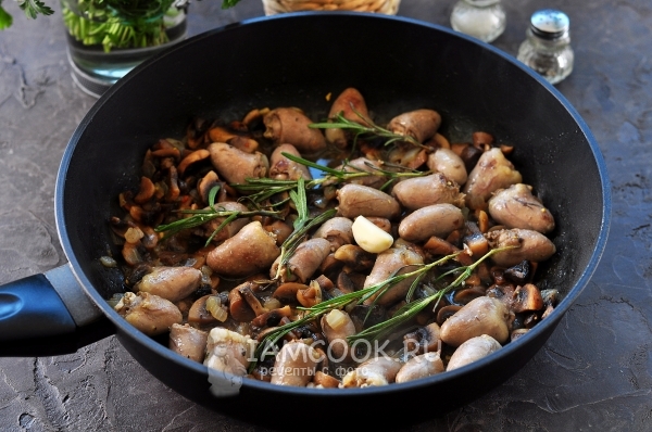 Положить чеснок и розмарин