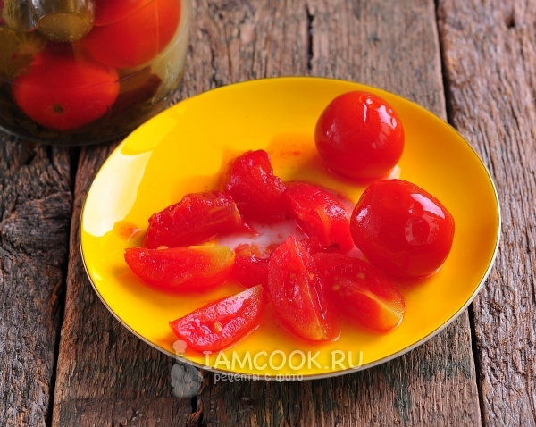 Порезать маринованные помидоры
