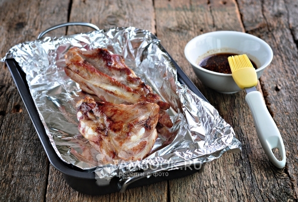 Смазать ребрышки соусом