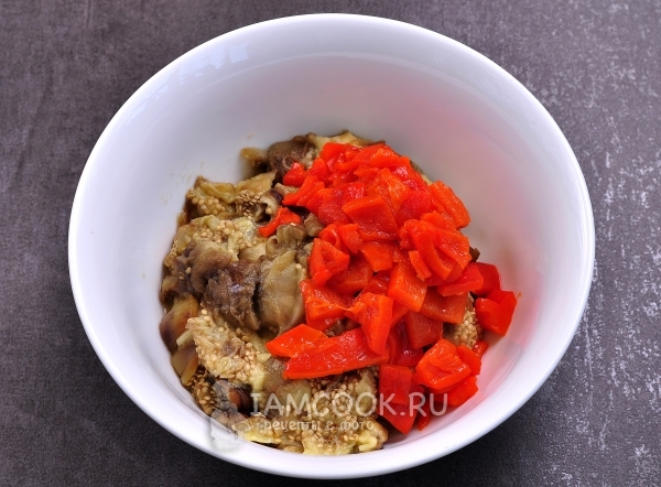 Порезать баклажаны и перец