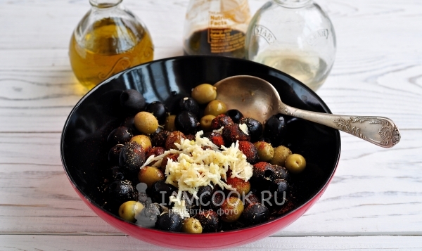 Добавить чеснок, соевый соус и масло