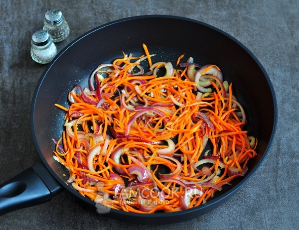 Обжарить лук с морковью