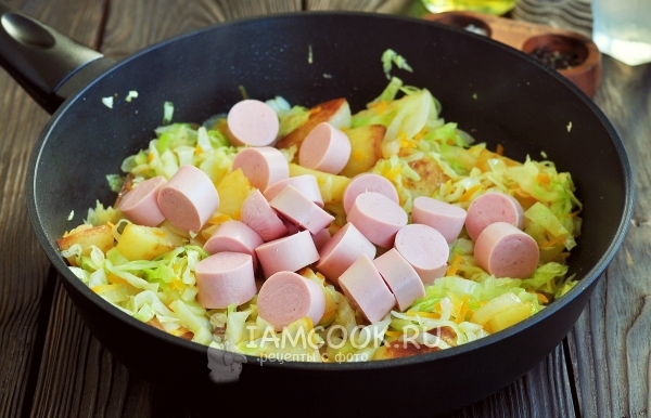 Положить сосиски