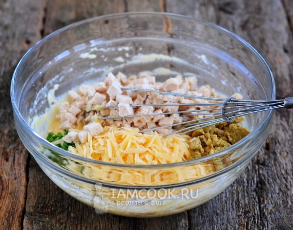 Добавить сыр, оливки, лук и мясо