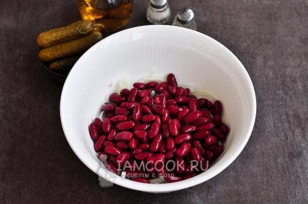 Положить фасоль