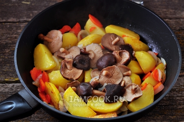 Положить к овощам грибы