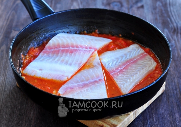 Положить в соус рыбу