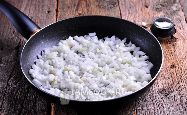 Положить лук на сковороду