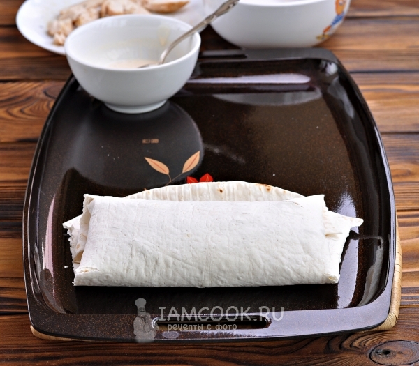 Свернуть лаваш с начинкой в рулет